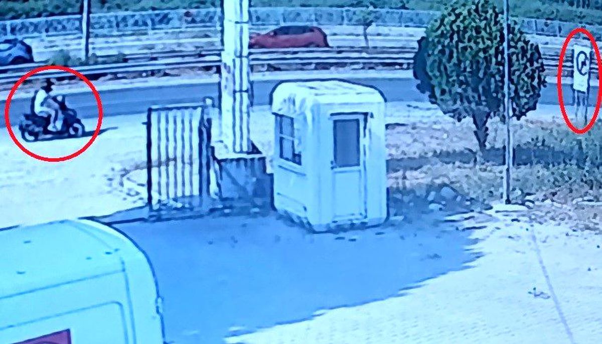 Yol kenarındaki tabelaya çarpan motosikletli kask sayesinde hayata tutundu