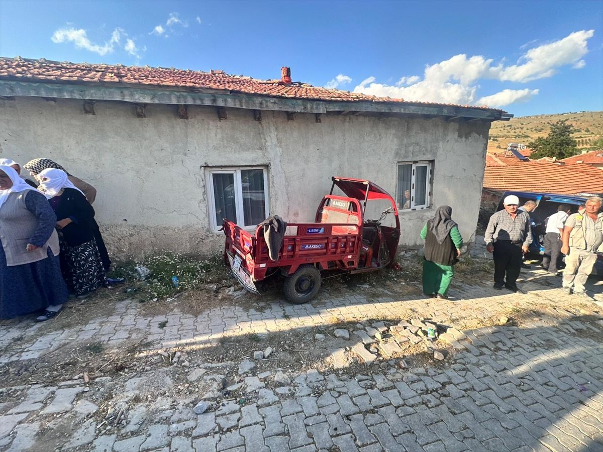 Yozgat'ta duvara çarpan elektrikli motosikletteki 6 kişi yaralandı