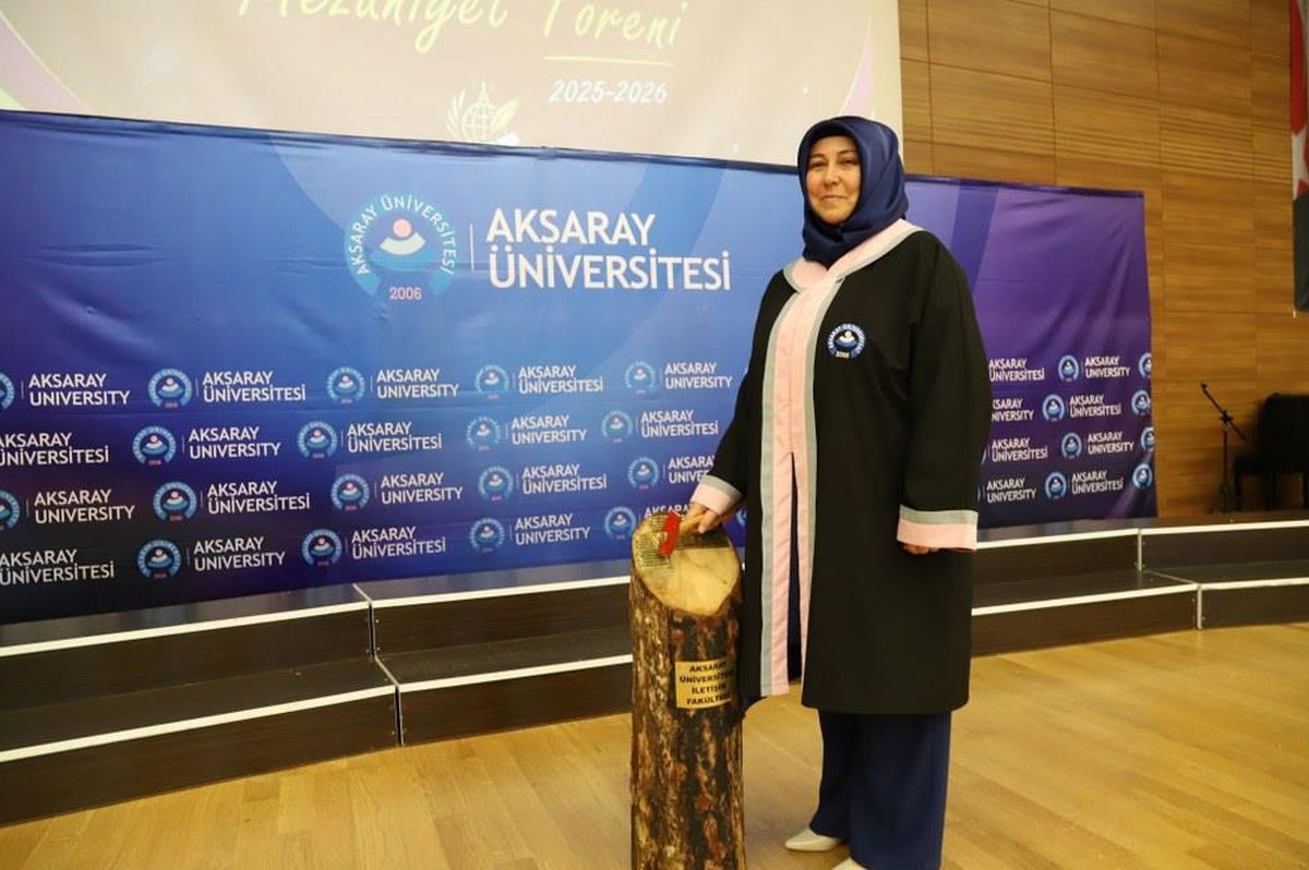 Ev Hanımı 3 Çocuk Annesi, Üniversiteden Bölüm Birincisi Olarak Mezun Oldu