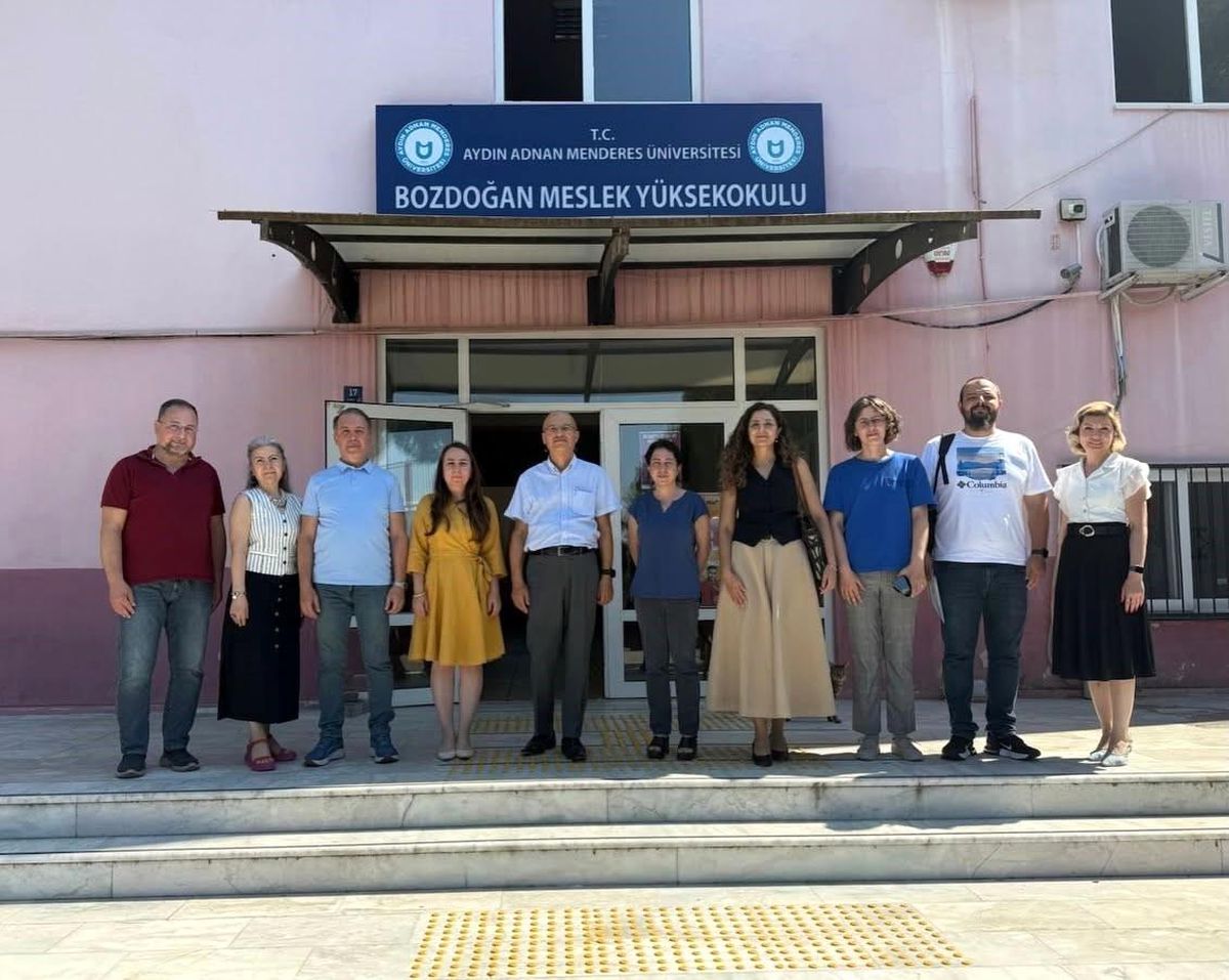 Aydın Adnan Menderes Üniversitesi Bozdoğan Meslek Yüksekokulu'nda gerçekleştirilen MEDEK akreditasyon ön değerlendirme toplantısından bir kare.