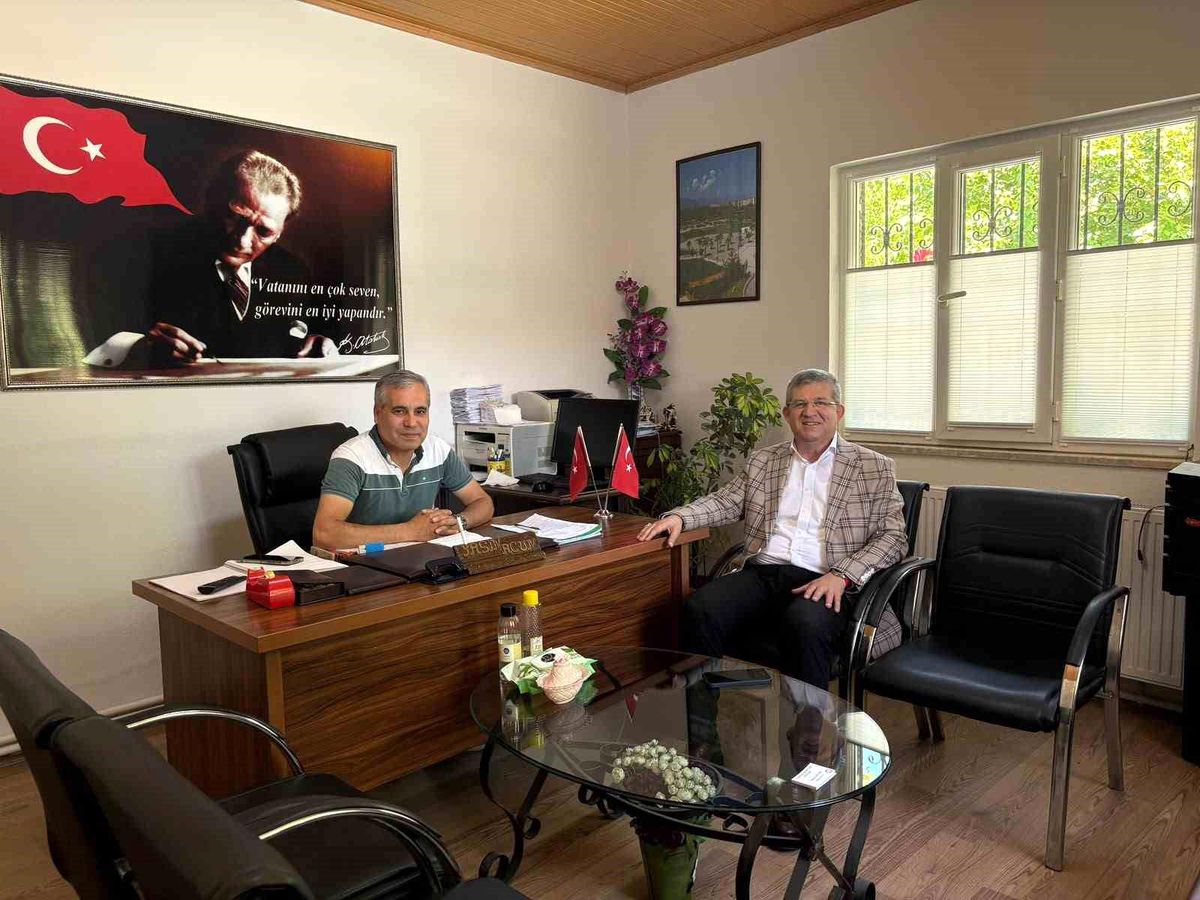 AK Parti Denizli İl Başkanı Muhammet Subaşıoğlu ve yönetim kurulu üyelerinin muhtarları ziyaretinden bir görüntü.