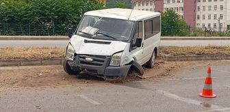 Amasya'da aydınlatma direğine çarpan minibüsteki 4 kişi yaralandı