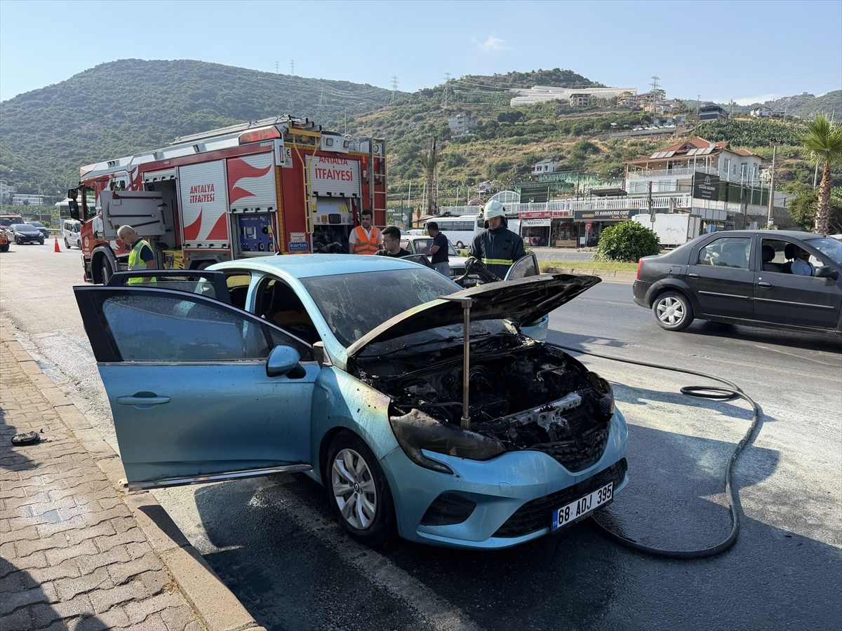 Antalya'da seyir halindeki otomobil yandı