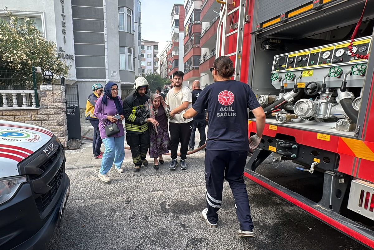Tekirdağ'ın Çorlu ilçesinde bir apartmanda çıkan yangına müdahale eden itfaiye ekipleri.