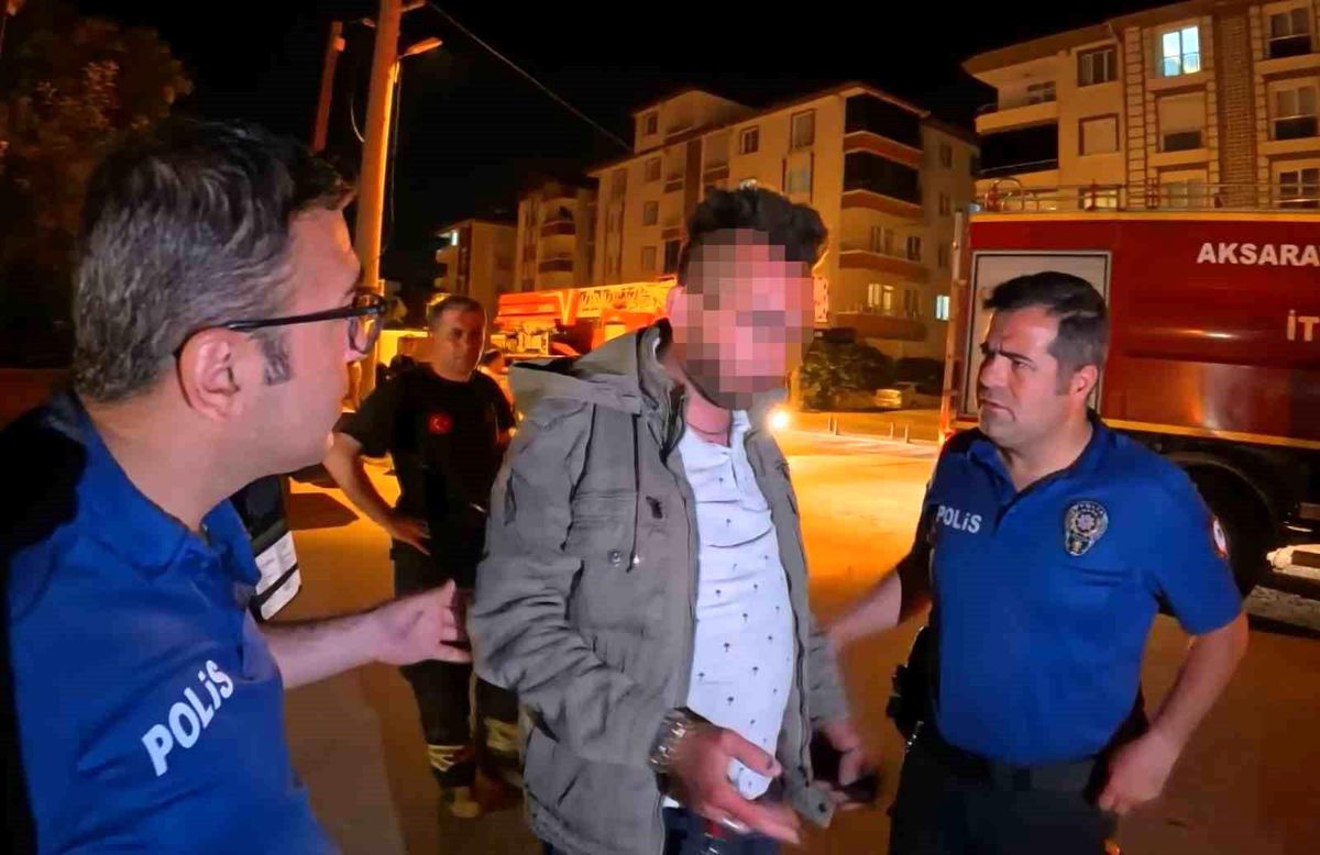 Aksaray'da bir kargo kamyonetinin lastikleri kesilmiş ve yakılmaya çalışılmış.