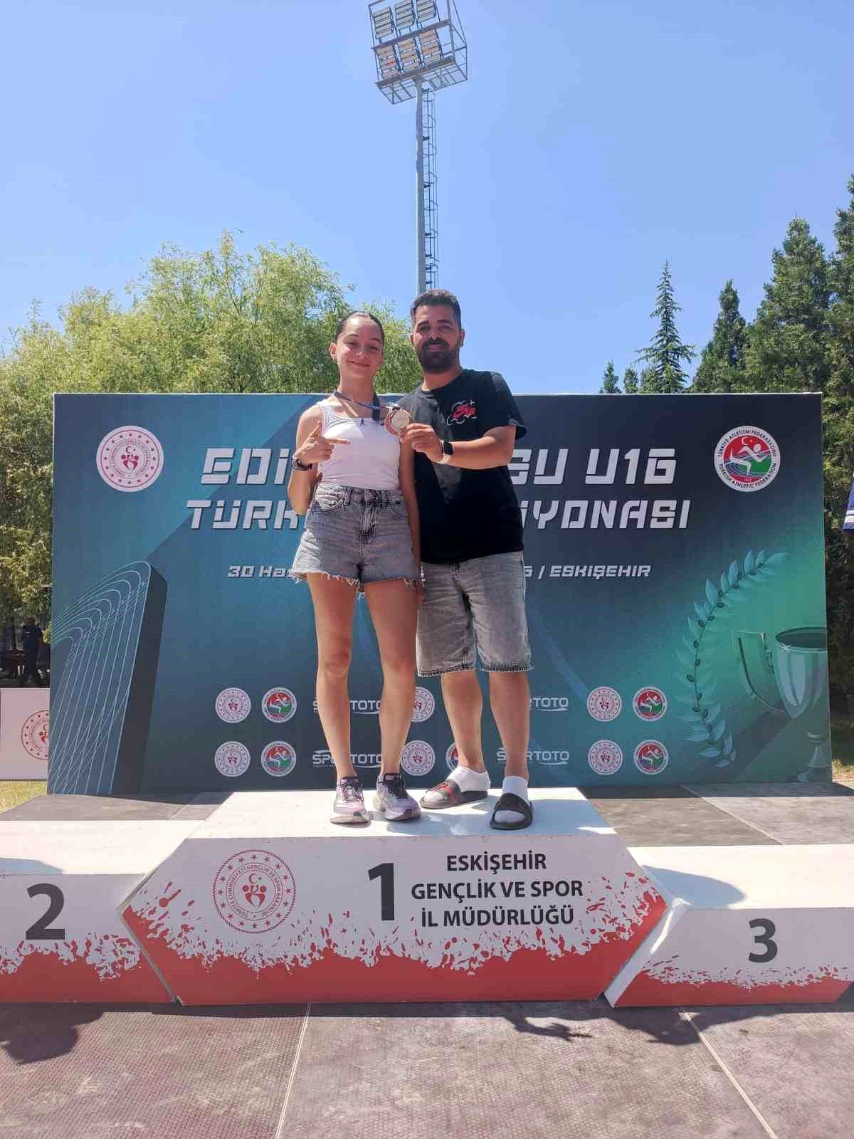 Alya Gül Keskin'in 3 bin metre yürüyüşte Türkiye şampiyonluğunu kazandığı anı gösteren fotoğraf.