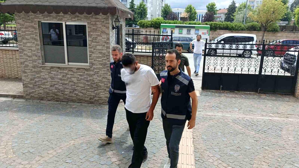 Bafra'da polis tarafından düzenlenen uyuşturucu operasyonunda ele geçirilen metamfetamin, hassas terazi ve nakit para.