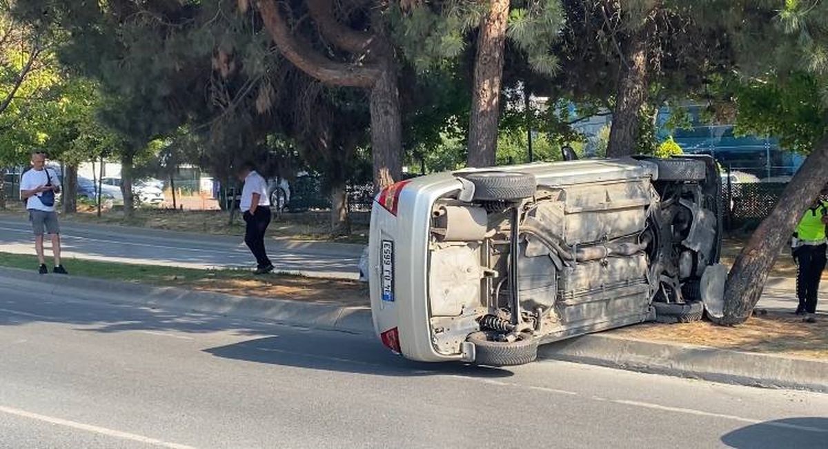 Bakırköy'de trafik kazası geçiren yan yatmış otomobil.