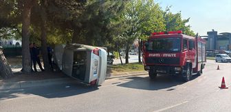 Bakırköy'de kaldırıma çarpıp takla atan otomobilin sürücüsü yaralandı