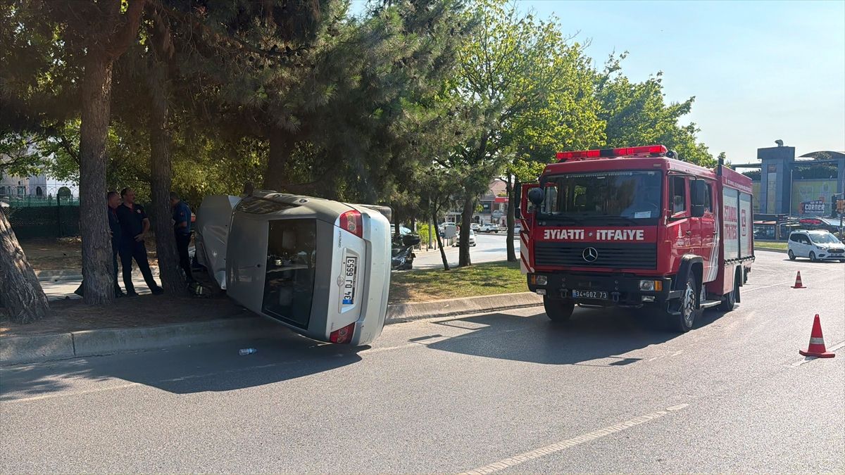 Bakırköy'de kaldırıma çarpıp takla atan otomobilin sürücüsü yaralandı