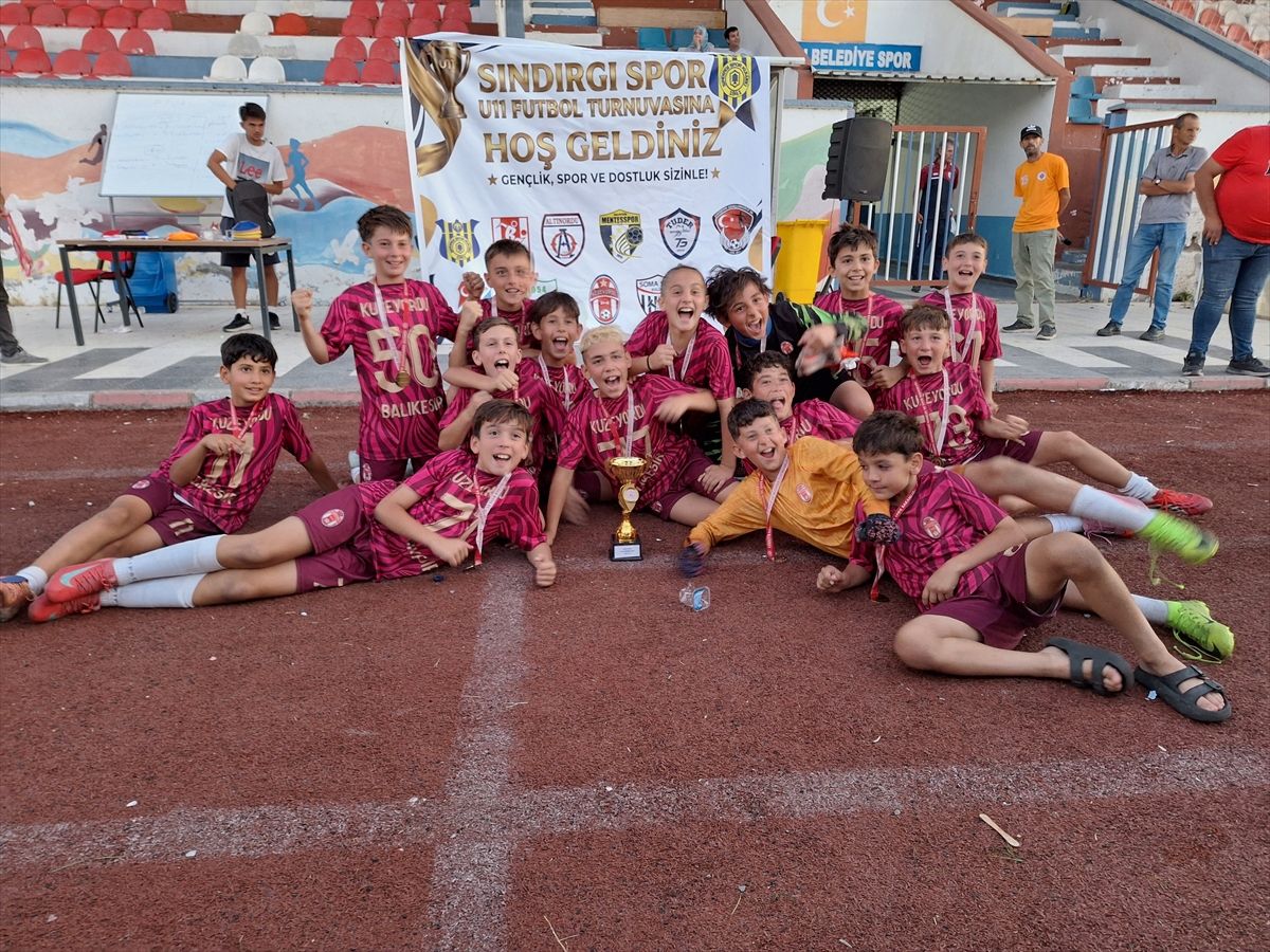 Balıkesir'de depremden etkilenen çocuklar U11 Futbol Turnuvası'nda buluştu
