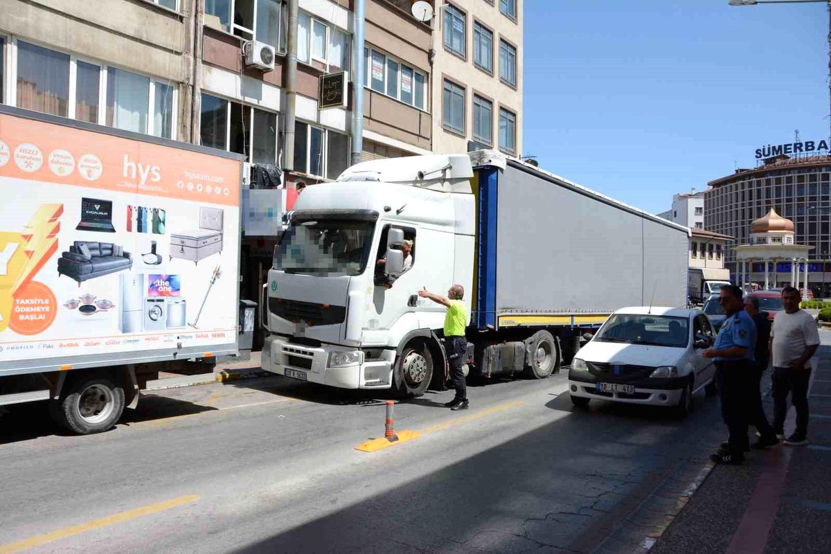 Balıkesir'de şehir merkezine giren tır trafiği felç etti