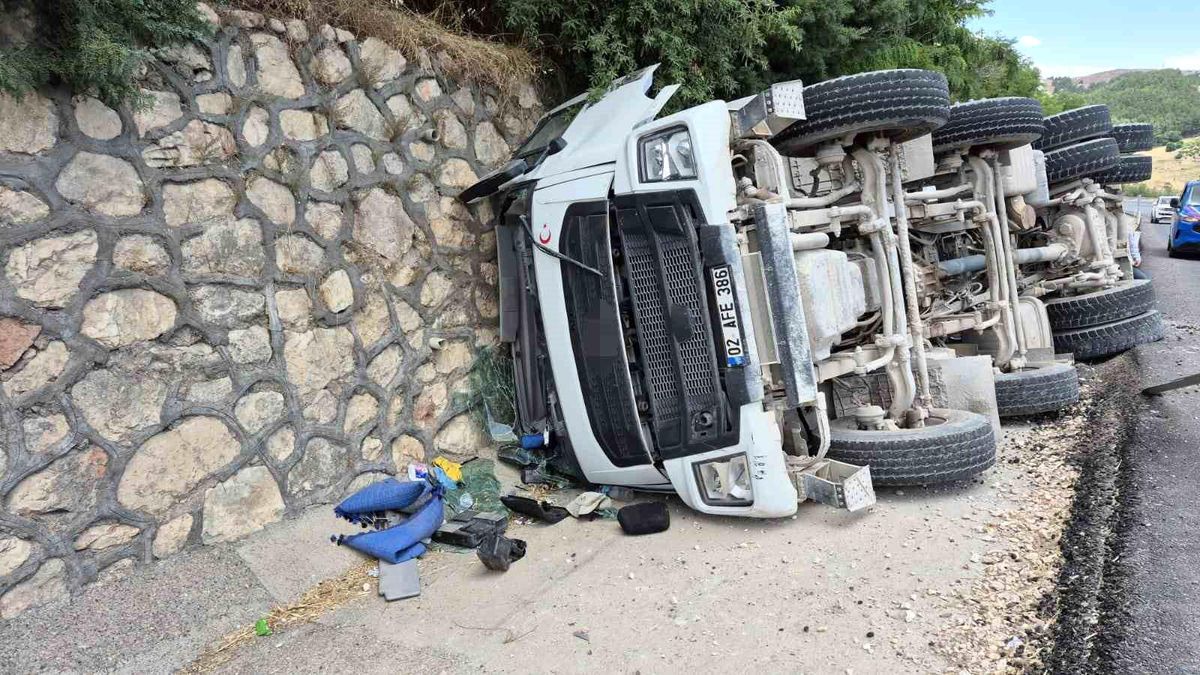 Beton mikseri devrildi: 1 ağır yaralı