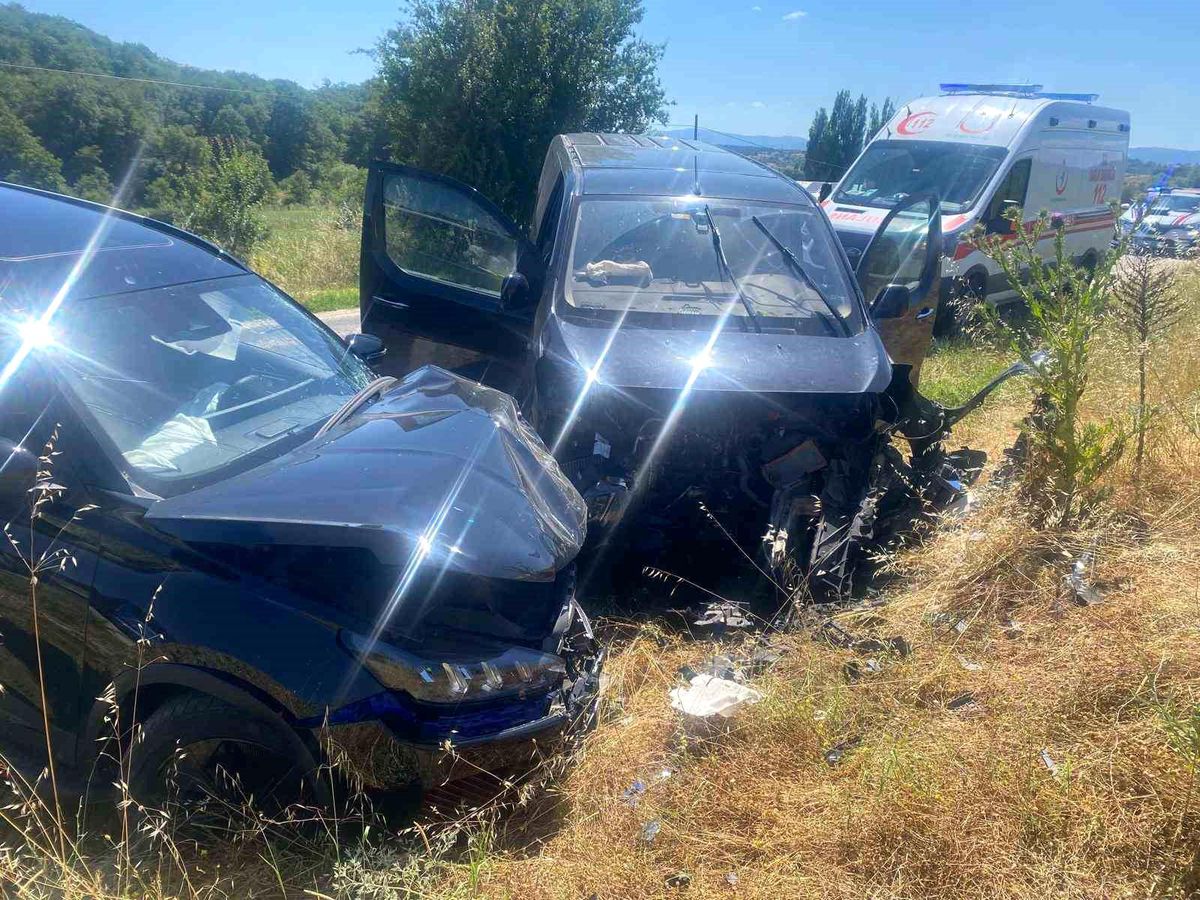 Bilecik'te iki otomobil kafa kafaya çarpıştı: 2 yaralı