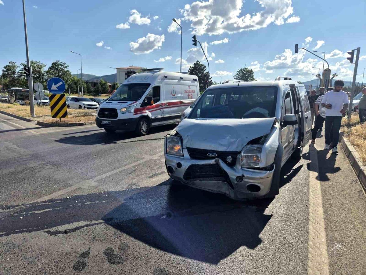 Bingöl'de iki hafif ticari aracın karıştığı trafik kazası.