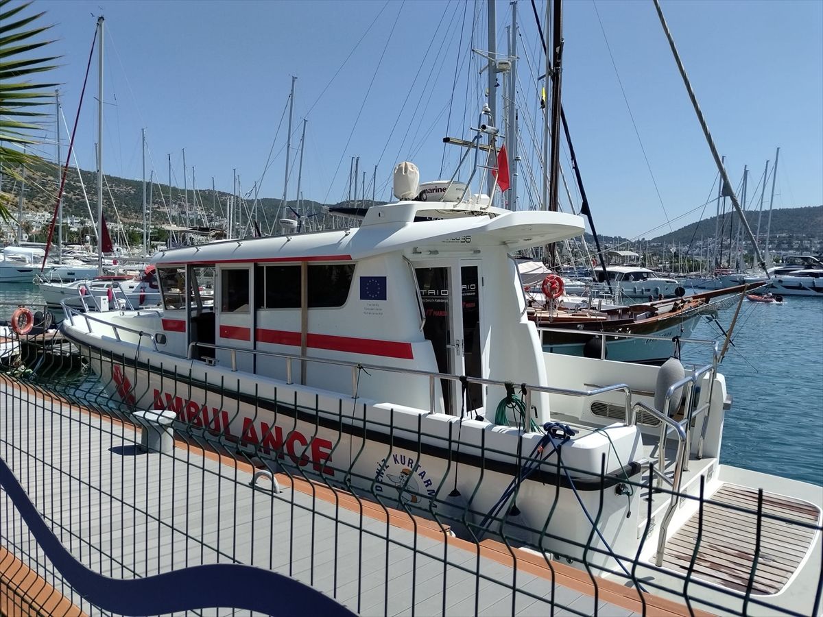 Bodrum açıklarında teknede rahatsızlanan kişi deniz ambulansıyla tahliye edildi