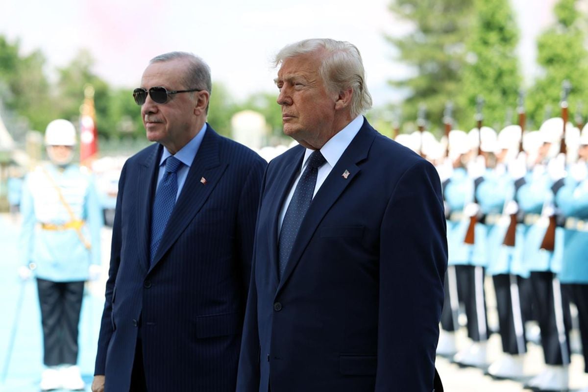 ABD Başkanı Donald Trump'ın elinde kağıt tuttuğu bir fotoğraf.