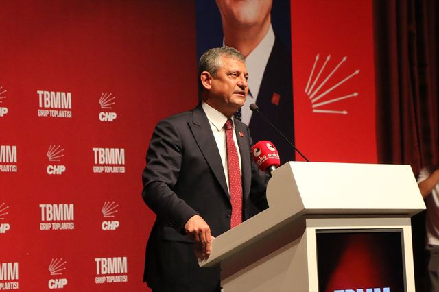 Özgür Özel speaking at the group meeting in Eskişehir