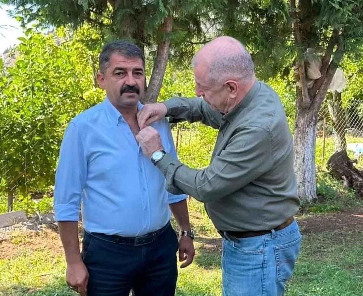 Kale Belediye Başkanı Erkan Hayla rozet takarken