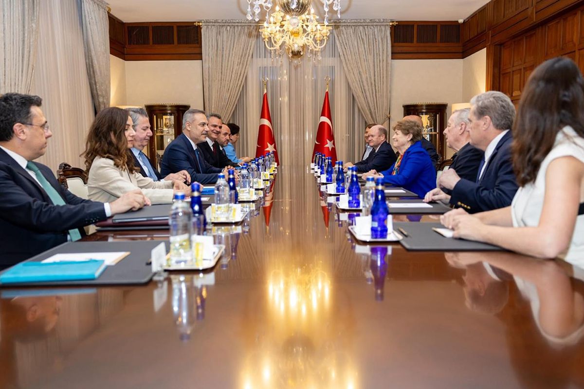 Dışişleri Bakanı Fidan, Ankara'da ABD'li senatörleri kabul etti