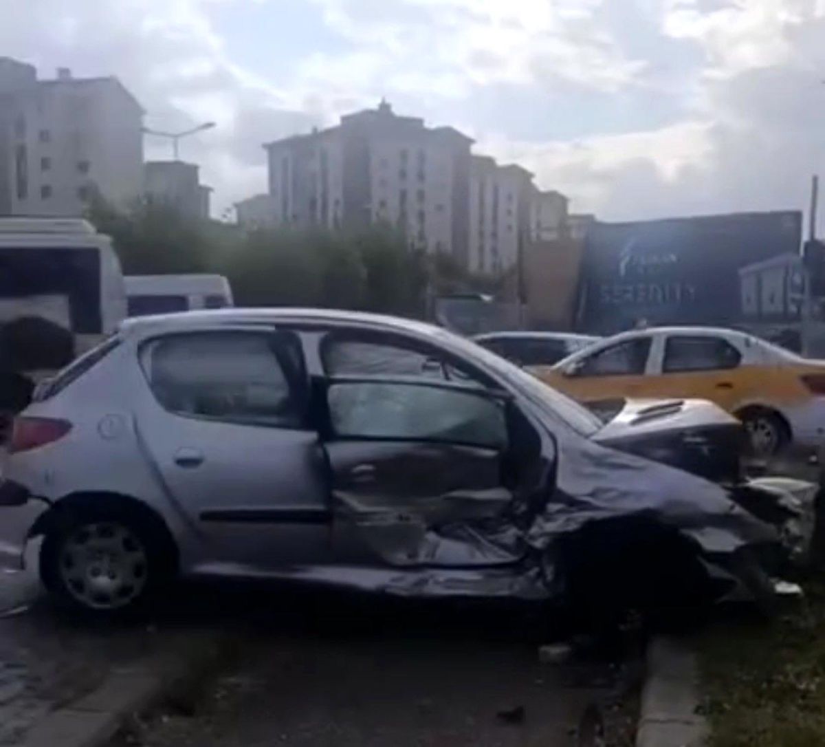 Diyarbakır'da iki otomobil çarpıştı: 3 yaralı