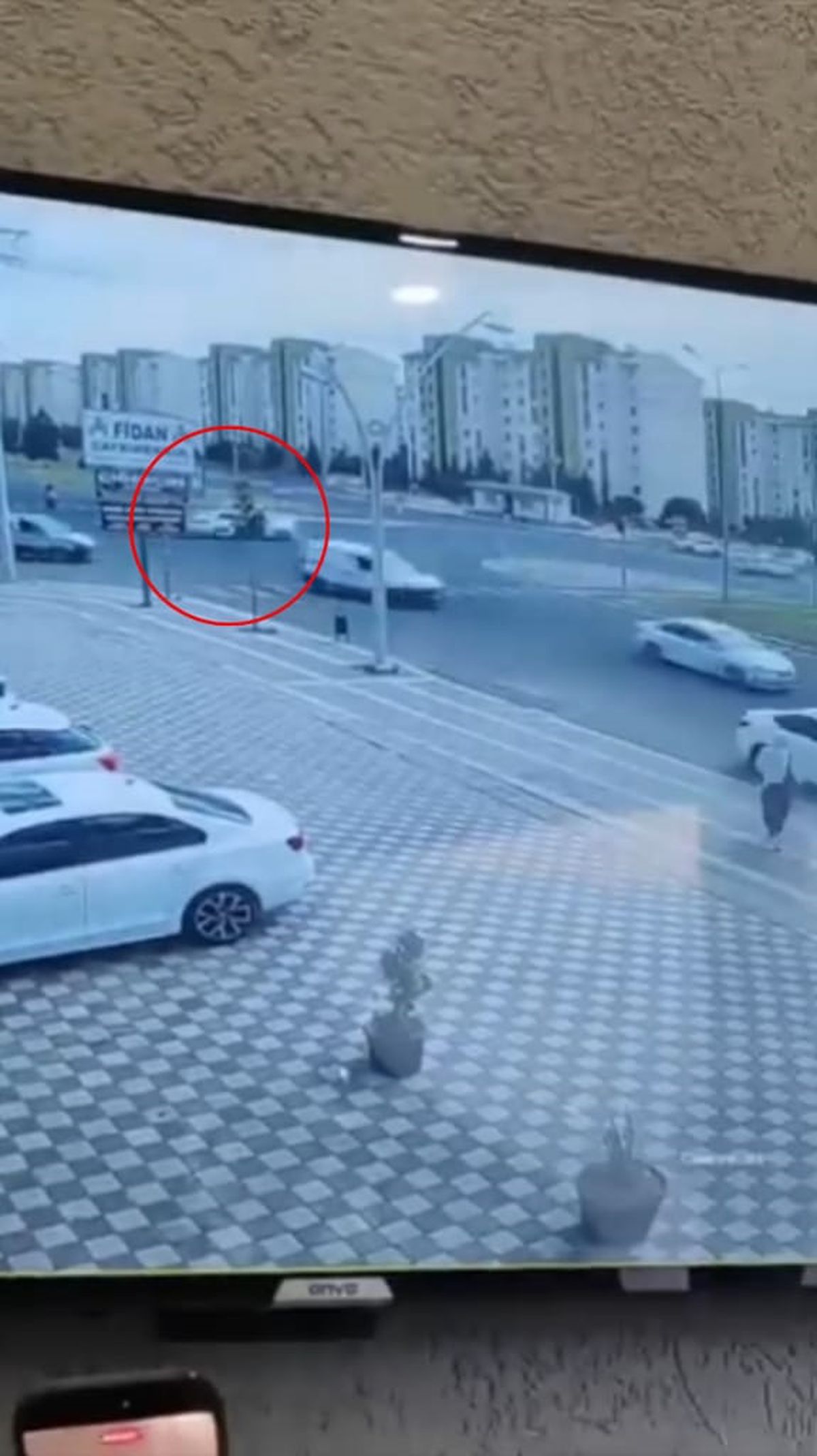 Diyarbakır'da iki otomobilin çarpıştığı kaza kamerada; 2 yaralı