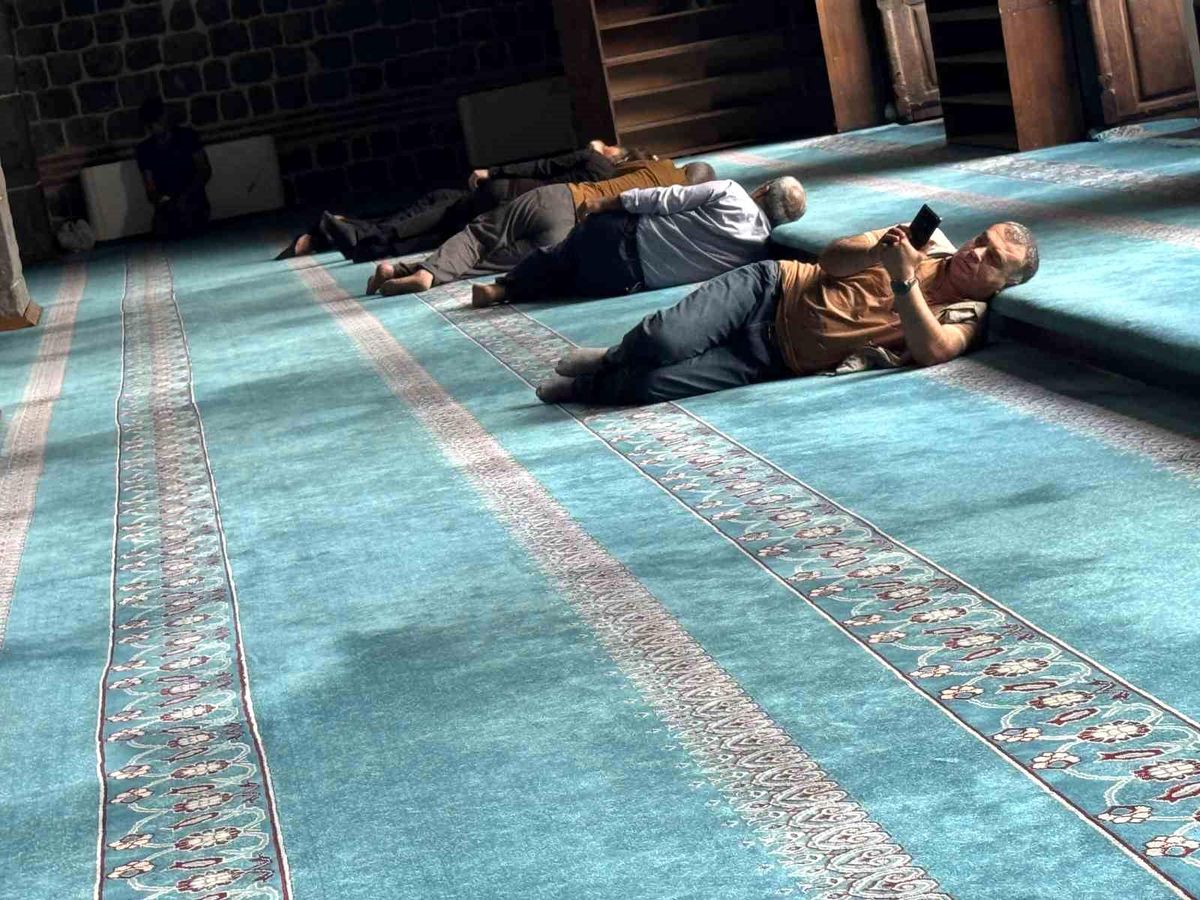 Diyarbakır'da termometreler 40 dereceyi gösterince vatandaşlar soluğu camilerde aldı