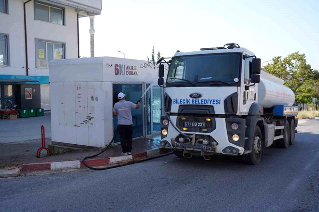 Duraklarda temizlik ve yıkama çalışması yapıldı