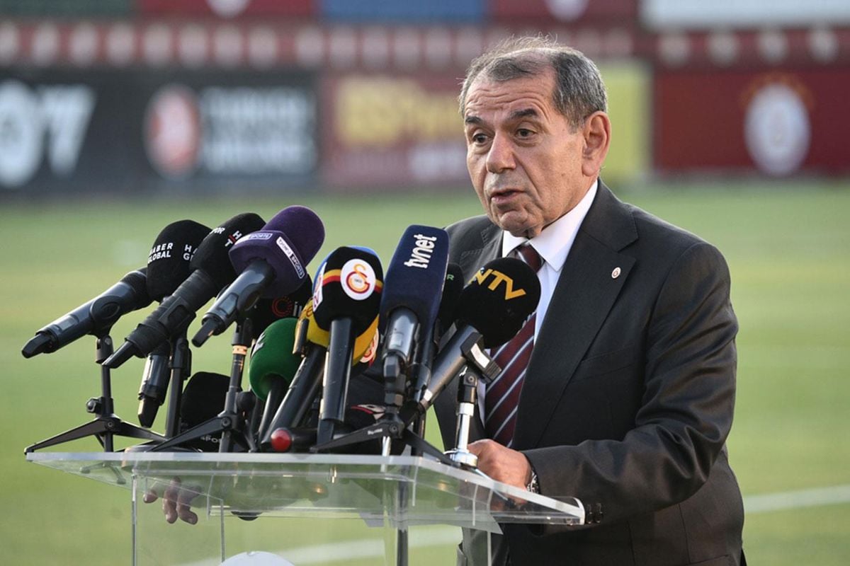 Galatasaray Kulübü Başkanı Dursun Özbek açıklama yaparken