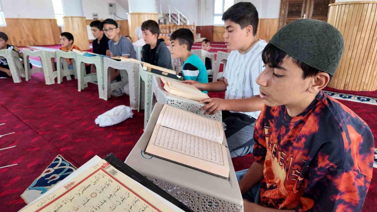 Van'ın Erciş ilçesinde bir cami veya Kur'an kursu binası önünde toplanmış çocuklar.