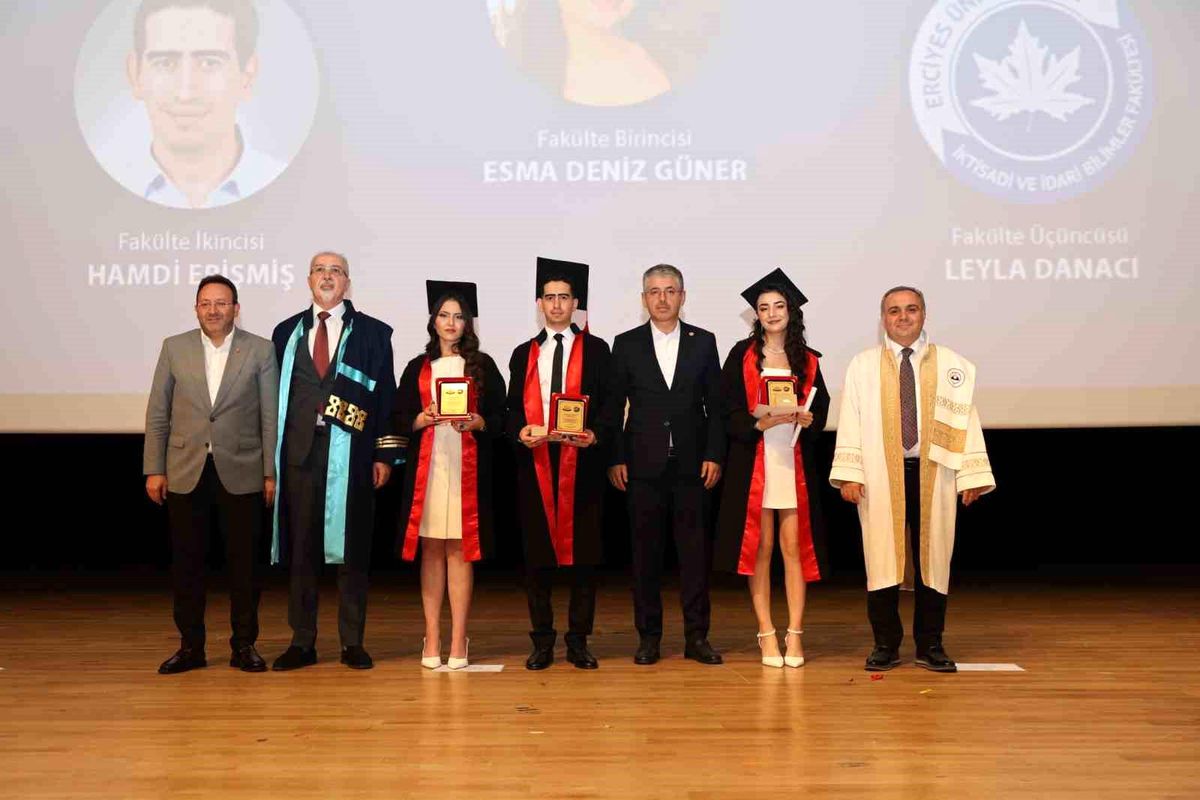 ERÜ İİBF 44. dönem mezunlarını verdi
