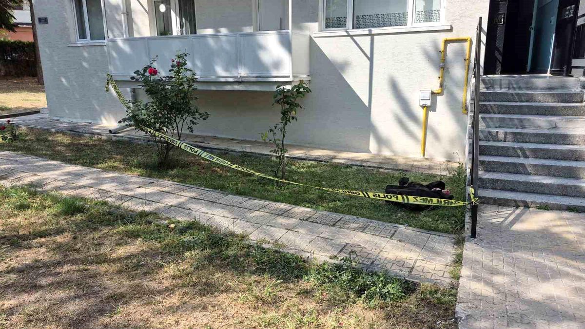Eskişehir'de 4'üncü kattan düşen yaşlı kadın hayatını kaybetti