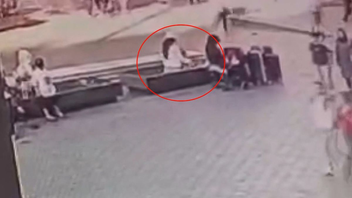 Fatih'te kadın hırsızın çanta çaldığı anlar kamerada