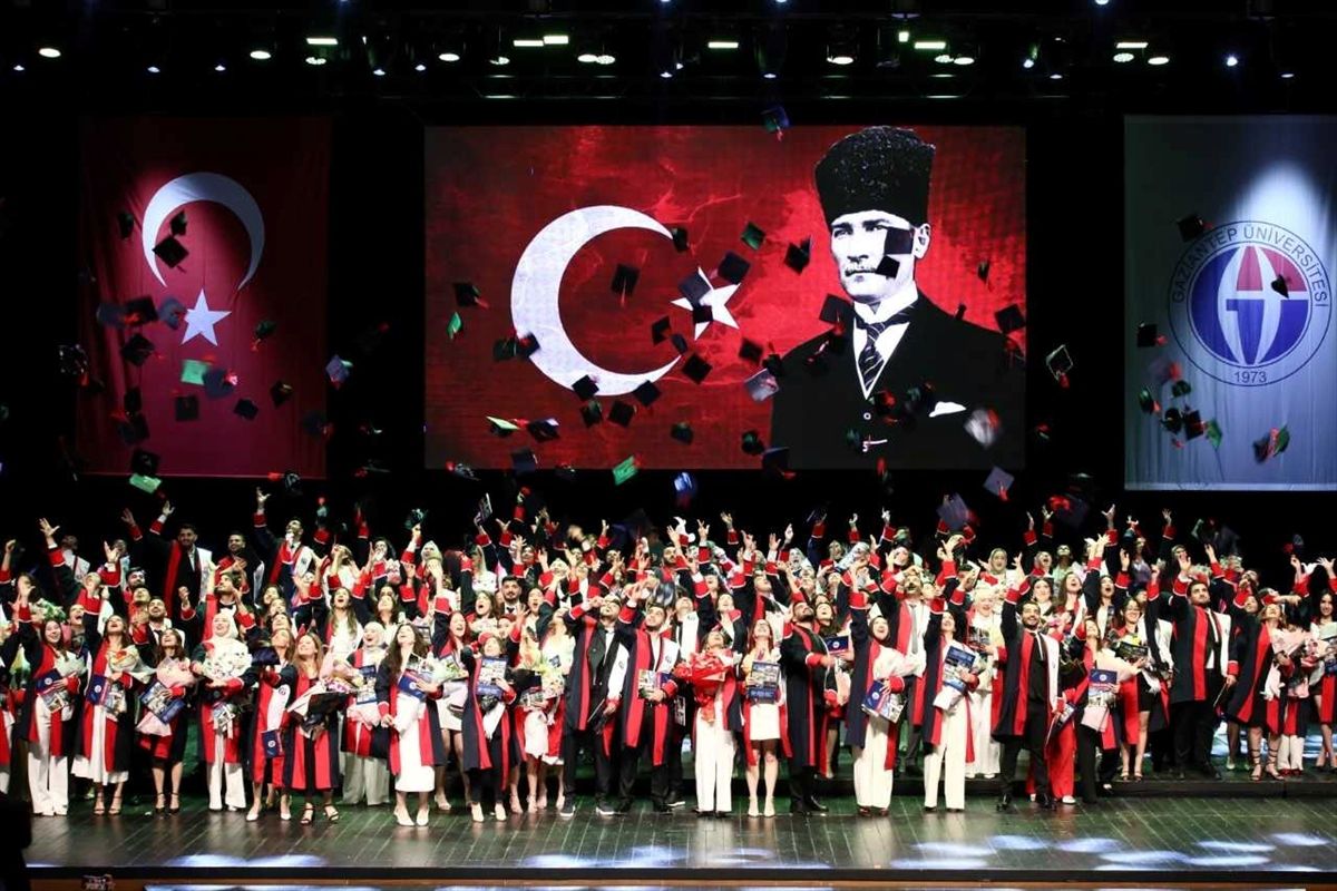 GAÜN Hukuk Fakültesi'nde mezuniyet töreni düzenlendi