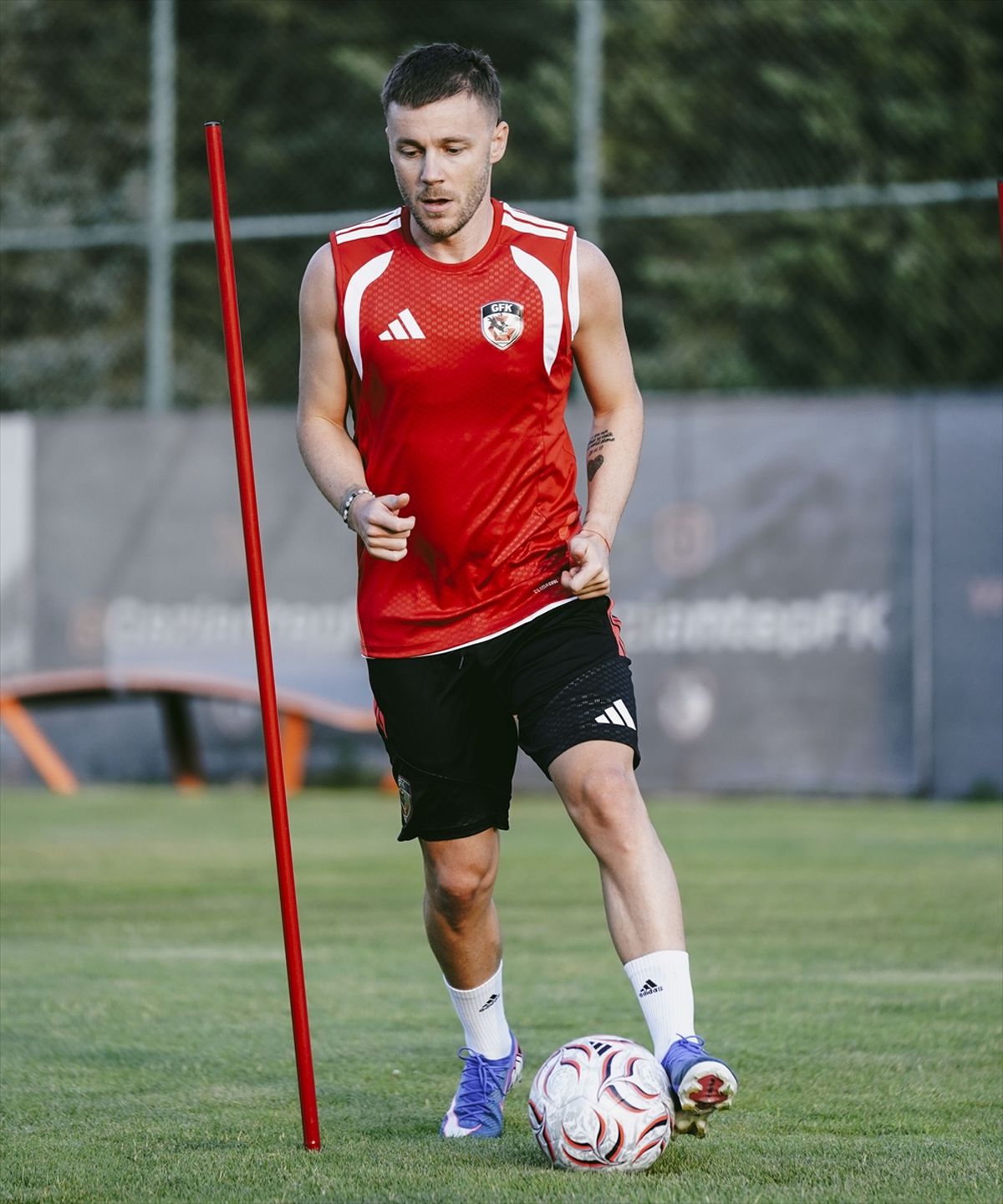 Gaziantep FK teknik direktörü Mirel Radoi antrenmanda