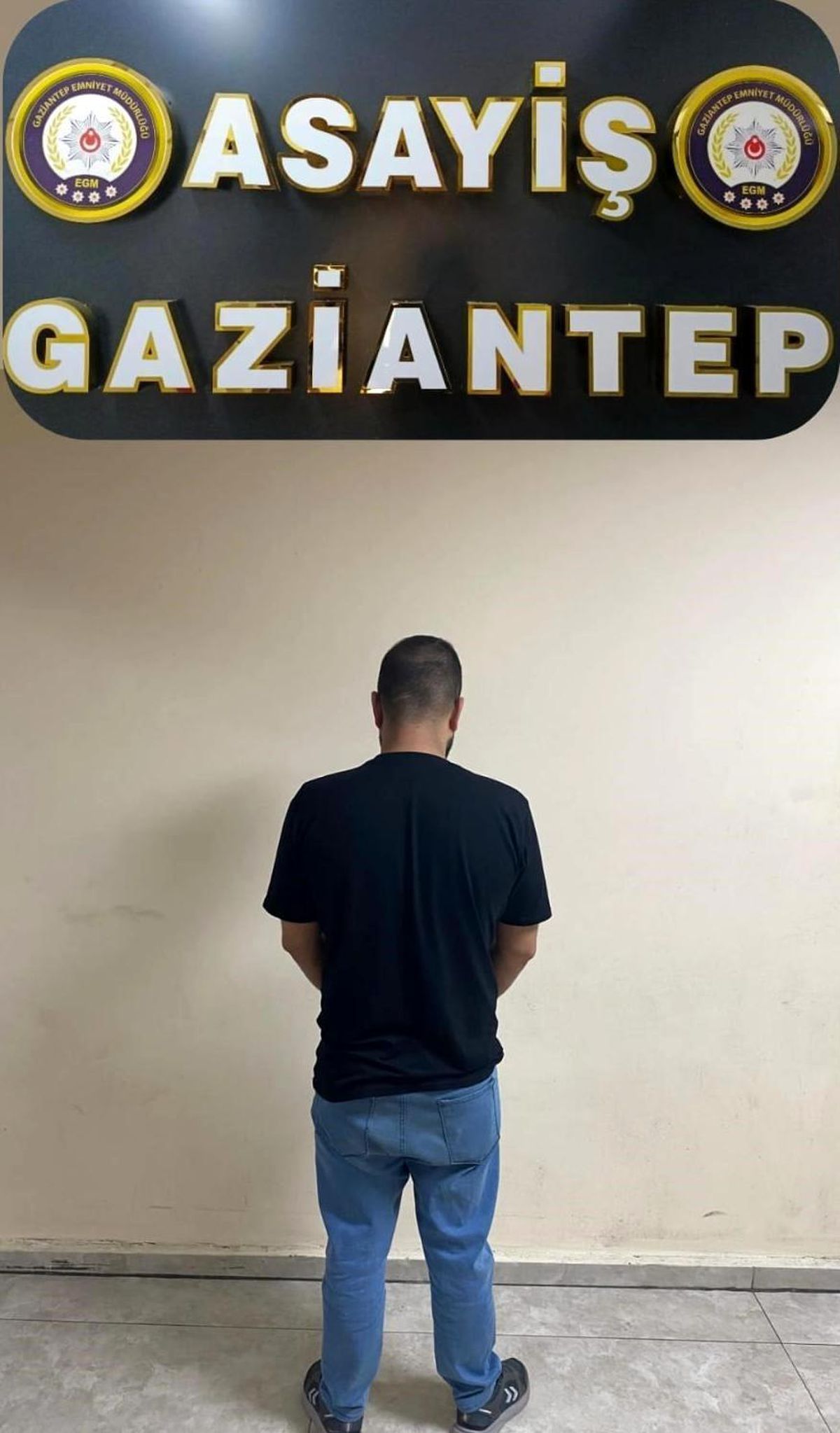 Gaziantep'te polis tarafından yakalanan hırsızlık şüphelisi.