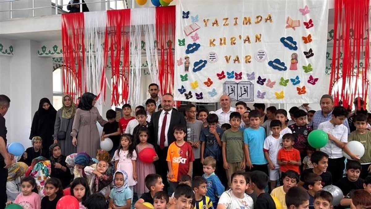 Hakkari'de yaz Kur'an kurslarının açılışından bir kare, öğrencilerin toplu halde bir arada olduğu bir görüntü.