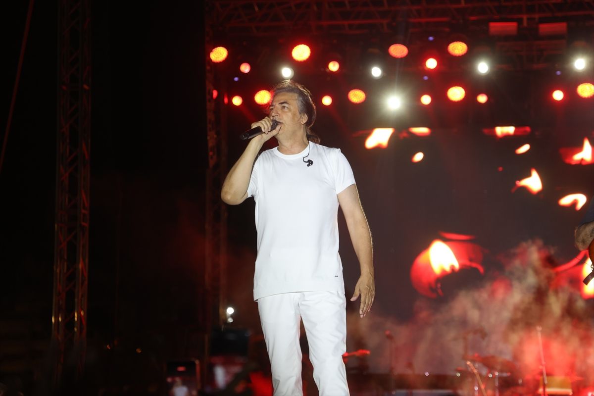 Sanatçı Çelik, İskenderun'daki kurtuluş festivalinde sahne alıyor.