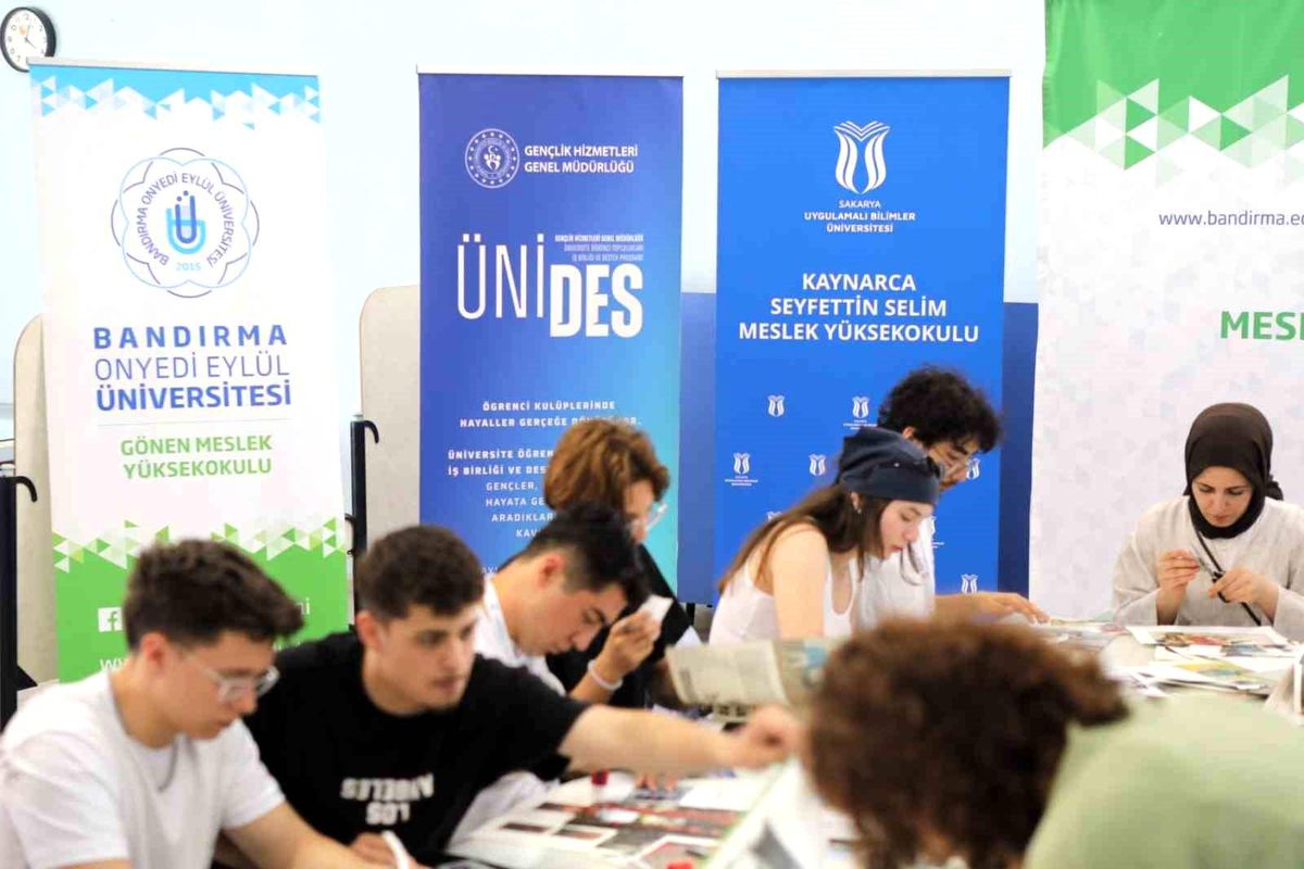 İki üniversitenin öğrencileri bir araya gelerek bilgi alışverişi yaptı