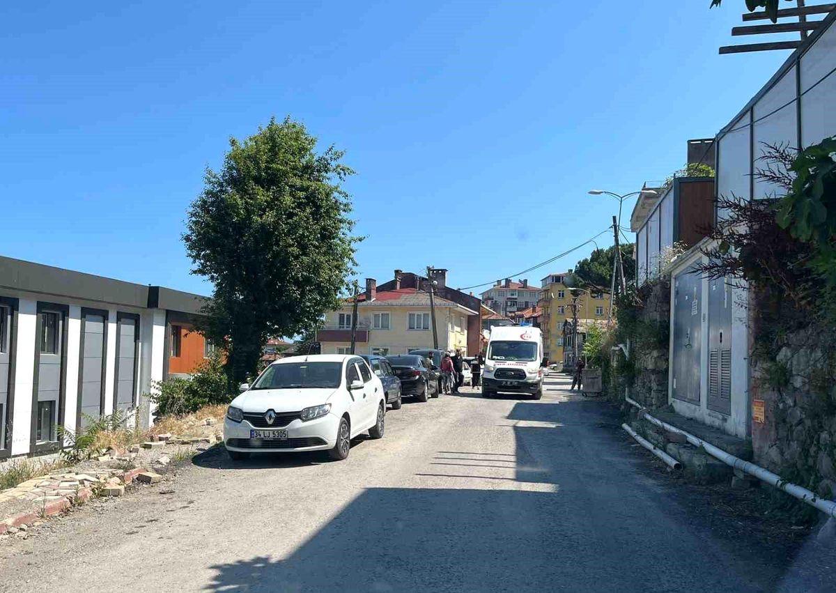 Kastamonu İnebolu'da inşaatta üzerine malzeme düşen işçi yaralandı.