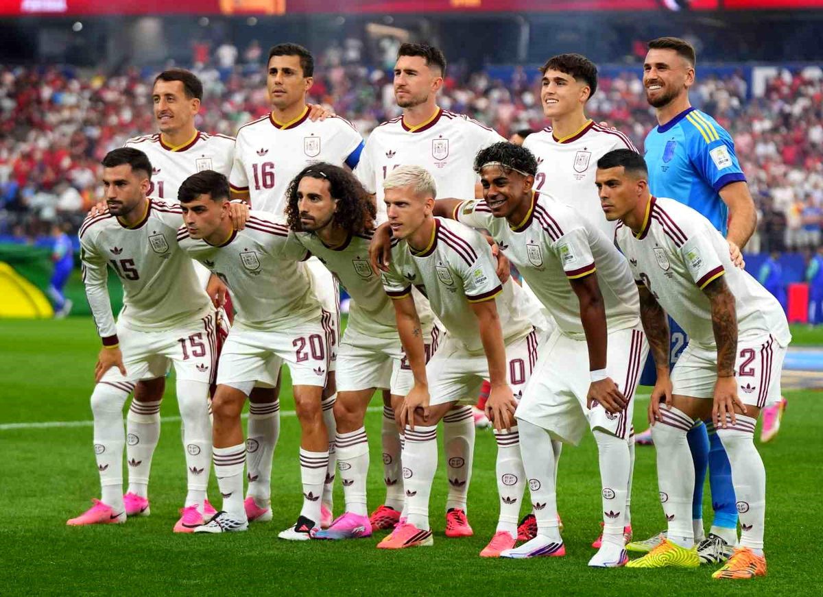 İspanya'nın 2026 FIFA Dünya Kupası son 16 turunda Portekiz'e karşı attığı gol sonrası sevinen oyuncular.