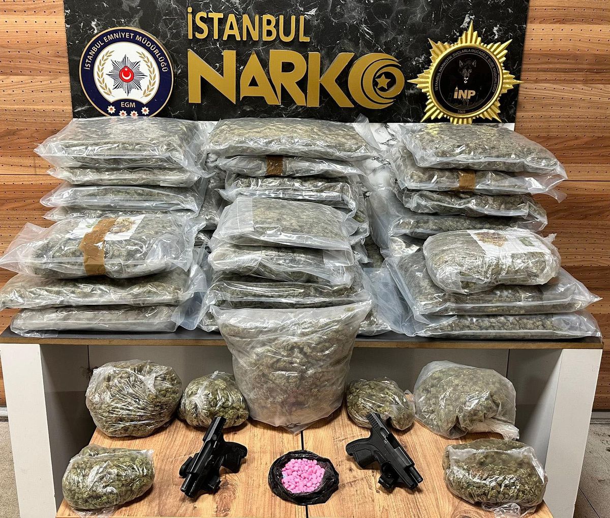 İstanbul'da polis ekiplerinin narkotik operasyonu sırasında ele geçirilen uyuşturucu maddeler.