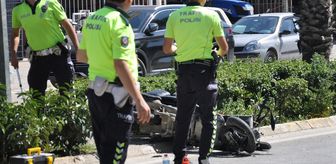 İzmir'de motosikletin iş makinesi yüklü kamyonla çarpışması kamerada