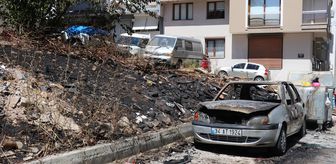 İzmir'de otluk alandan sıçrayan yangın 2 araçta hasar oluşturdu