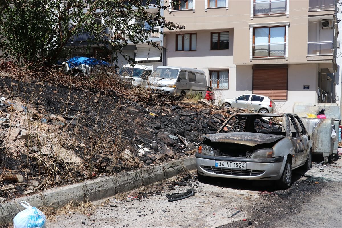 İzmir'de otluk alandan sıçrayan yangın 2 araçta hasar oluşturdu