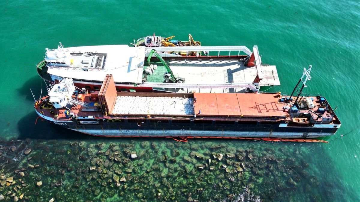 Karasu'da karaya oturan gemiyi kurtarma çalışmalarına başlandı