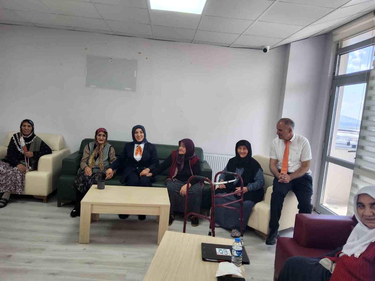 Kars Valiliği Açık Kapı ekibinin huzurevini ziyareti sırasında yaşlılarla sohbet ettiği an.