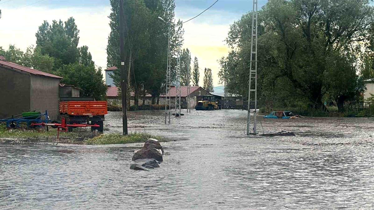 Kars'ta selin ortasında mahsur kalan yaşlı çift kurtarıldı