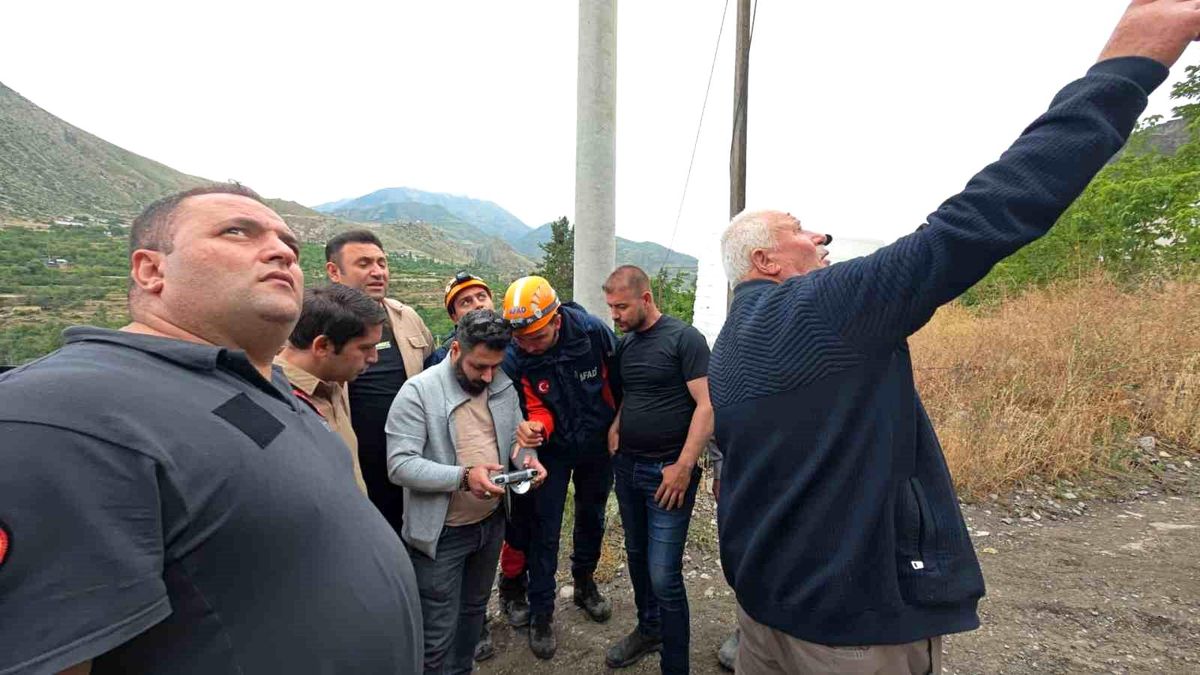 Erzurum Uzundere'de sarp bir kayalıkta mahsur kalan genç, AFAD ve itfaiye ekipleri tarafından kurtarılıyor.
