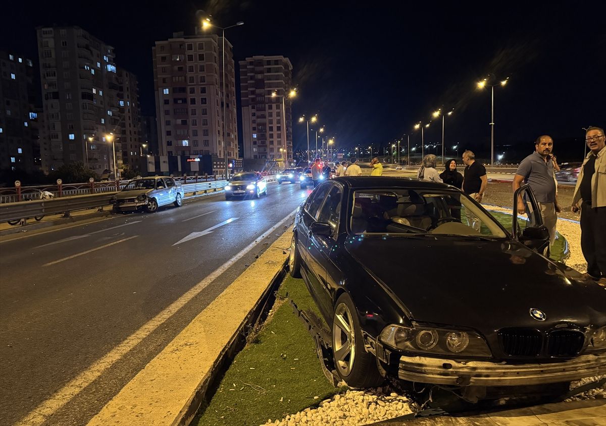 Kayseri'de meydana gelen trafik kazasında araçlar görüntülendi.